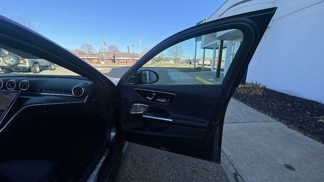 Vehicle image 14 of 18