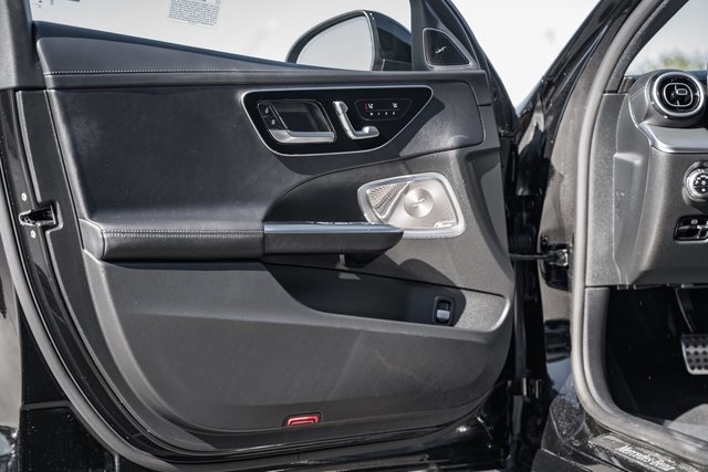 Vehicle image 33 of 42