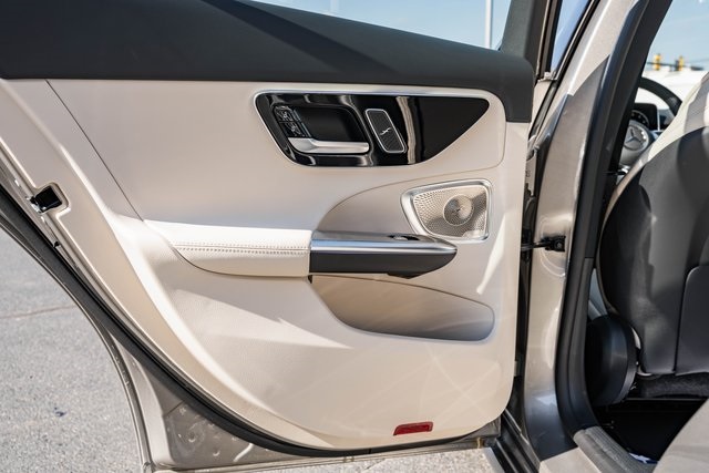 Vehicle image 31 of 38