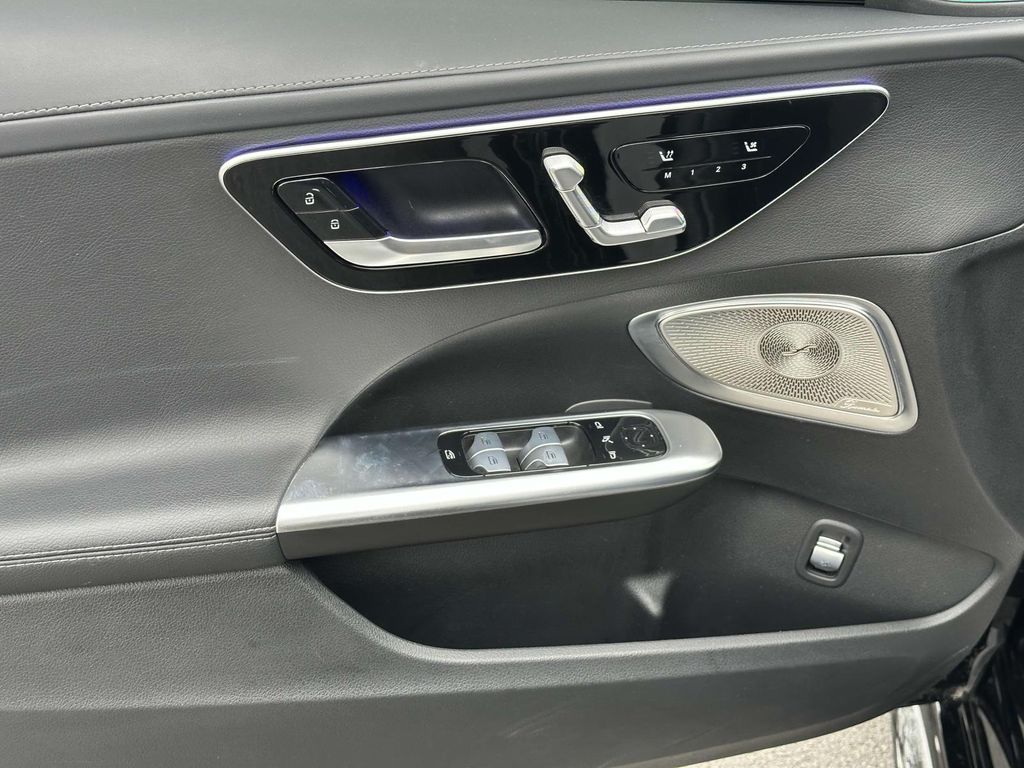 Vehicle image 17 of 26
