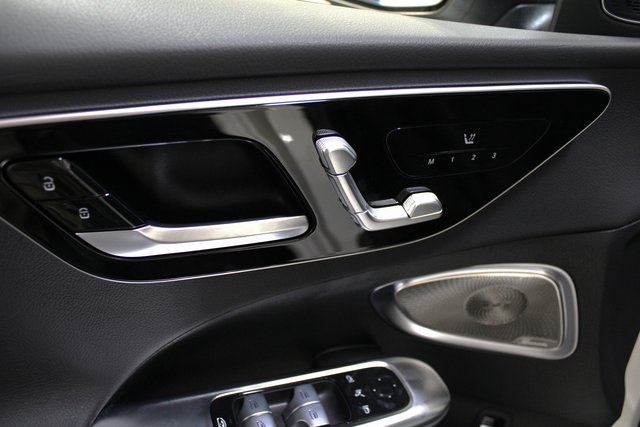 Vehicle image 23 of 38