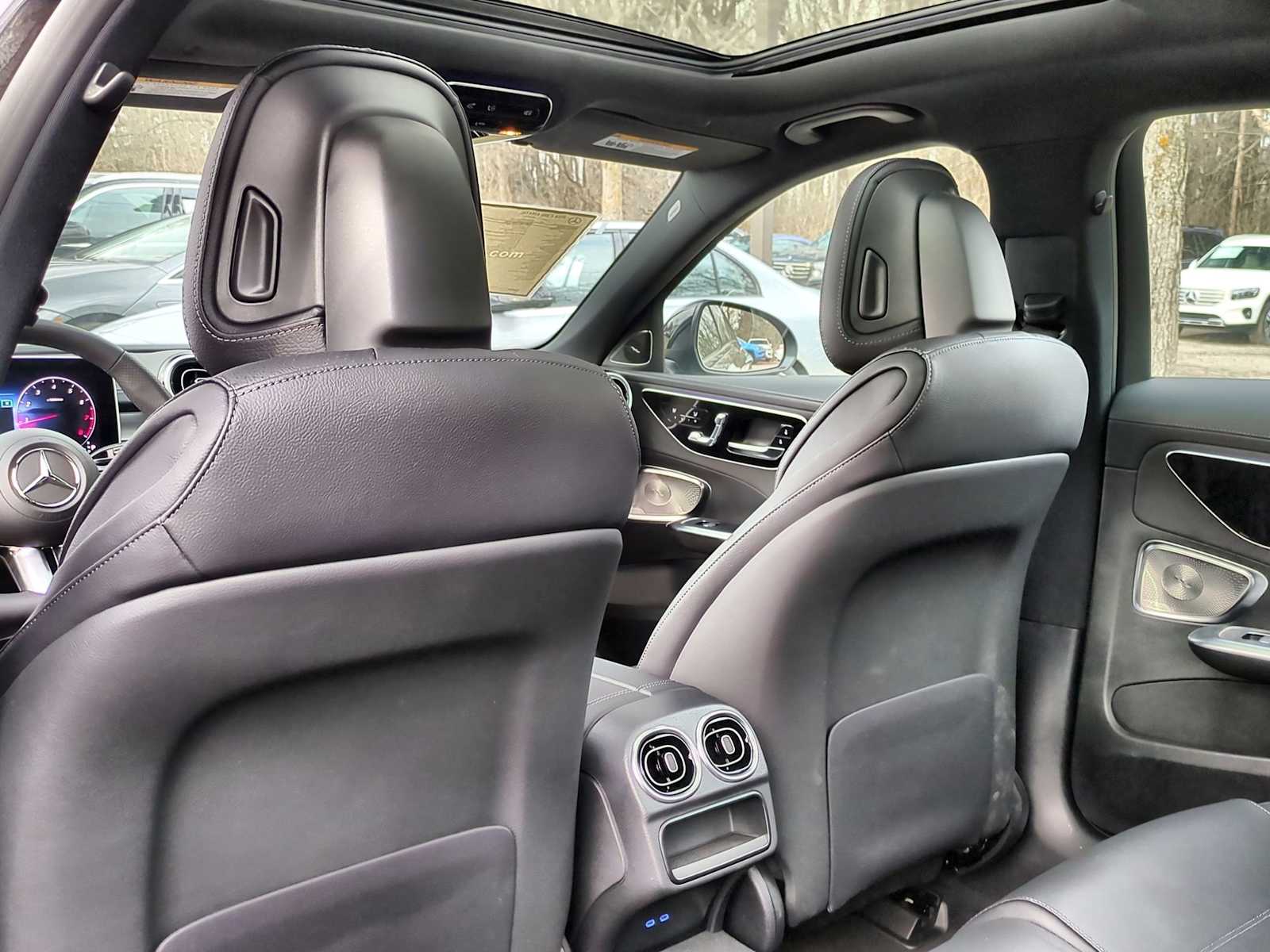 Vehicle image 31 of 37