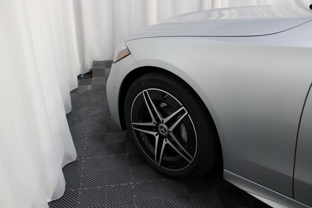 Vehicle image 27 of 33