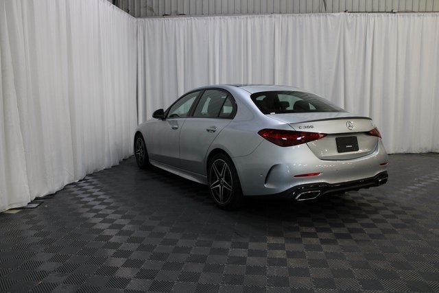 Vehicle image 21 of 33