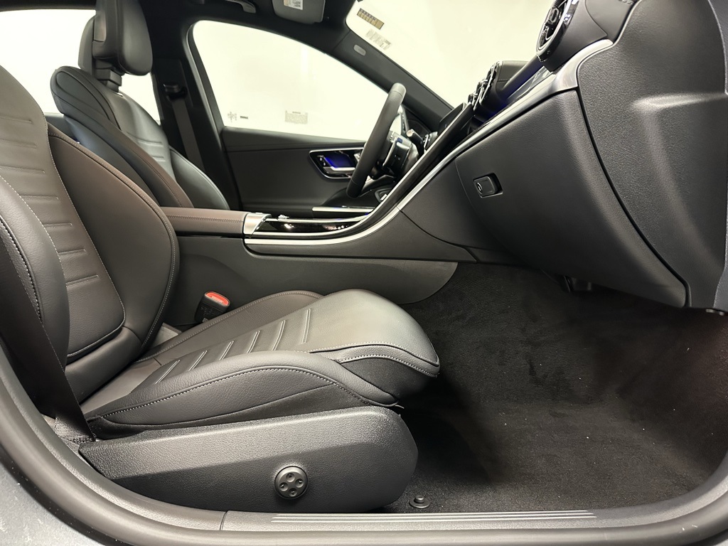 Vehicle image 18 of 24