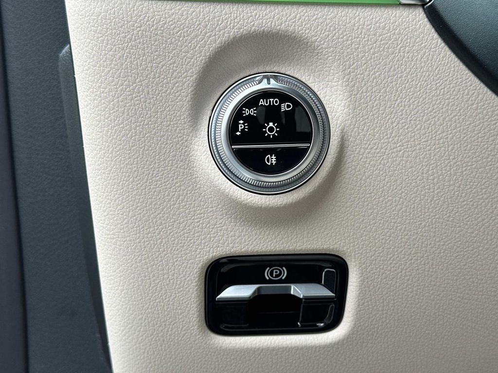 Vehicle image 17 of 30