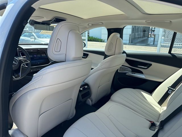 Vehicle image 11 of 16