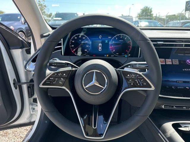 Vehicle image 14 of 16