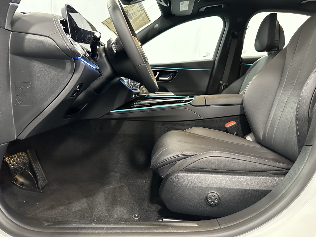 Vehicle image 18 of 23
