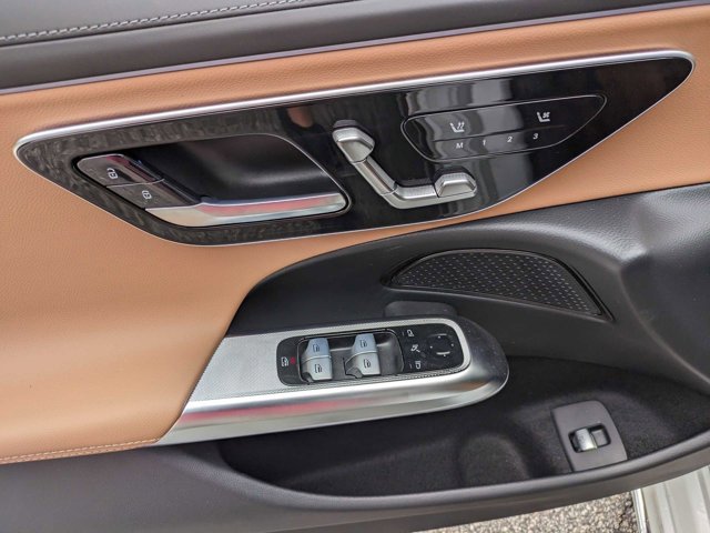 Vehicle image 21 of 35