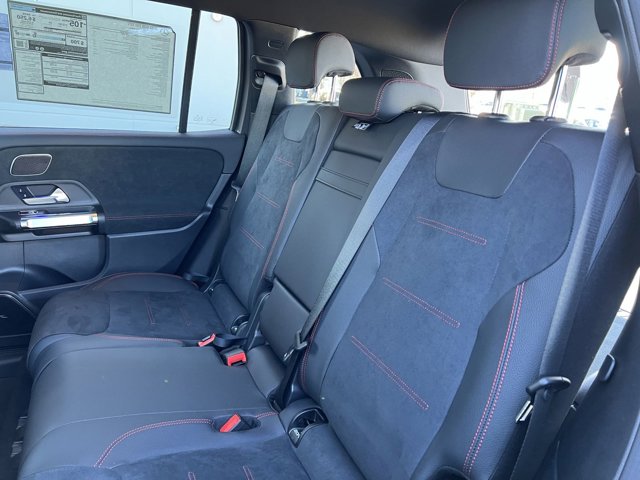 Vehicle image 33 of 37