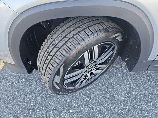 Vehicle image 34 of 38
