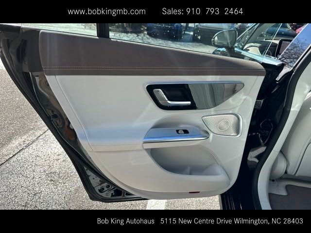Vehicle image 32 of 46
