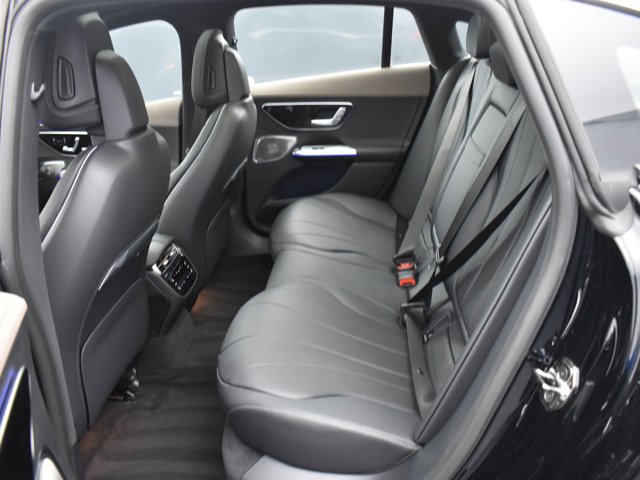 Vehicle image 33 of 43
