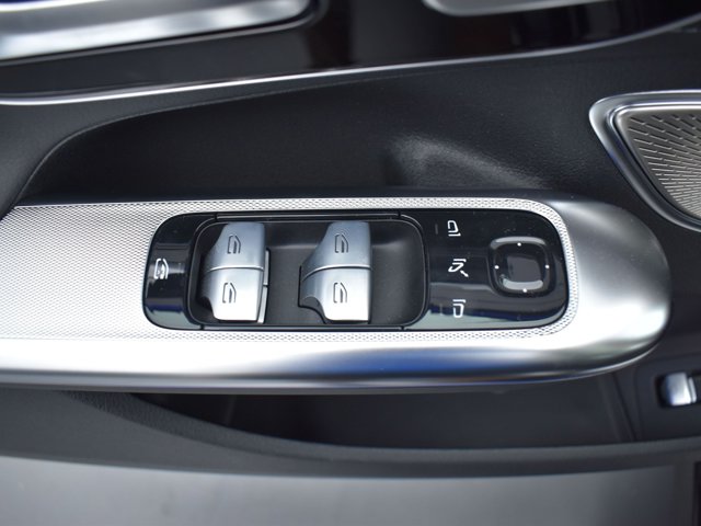 Vehicle image 27 of 43