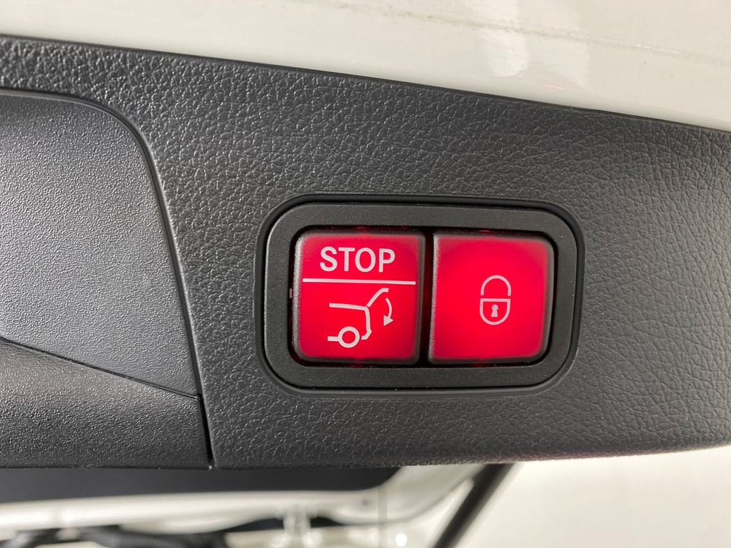 Vehicle image 22 of 31