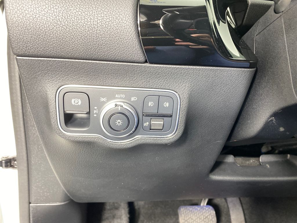 Vehicle image 17 of 31