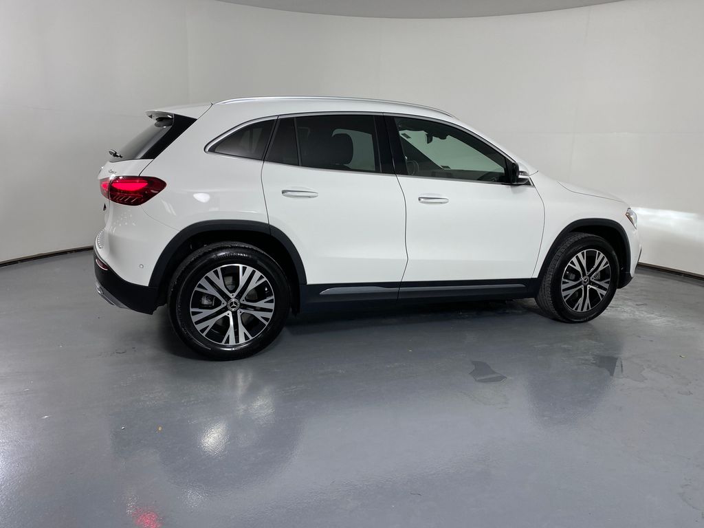 Vehicle image 4 of 31
