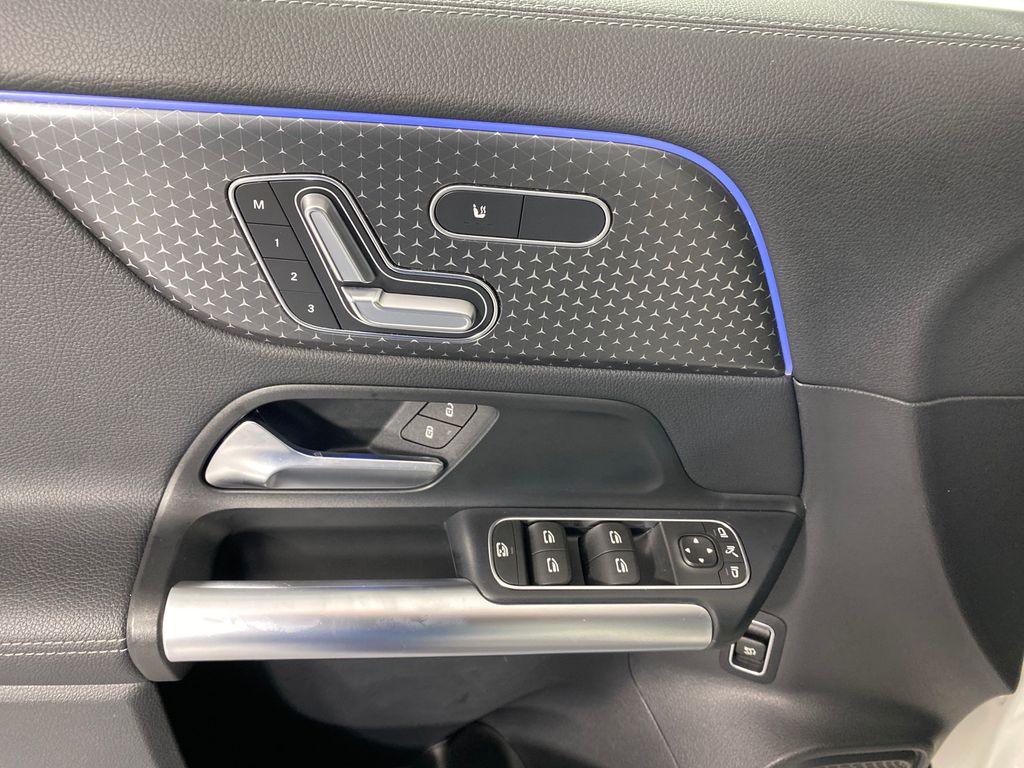 Vehicle image 21 of 31