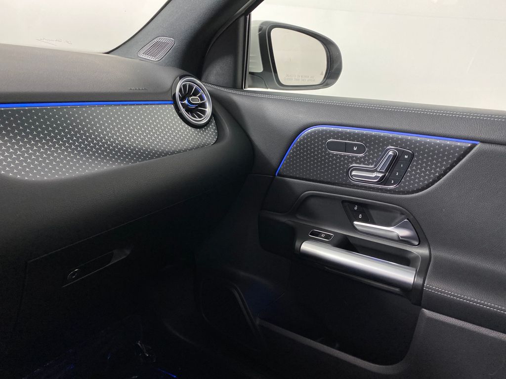 Vehicle image 13 of 31