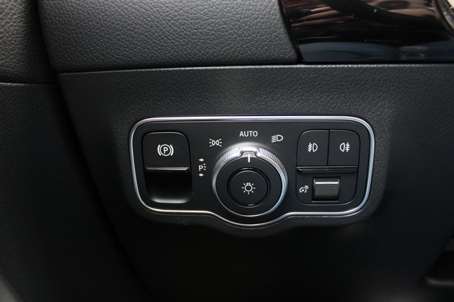 Vehicle image 28 of 31