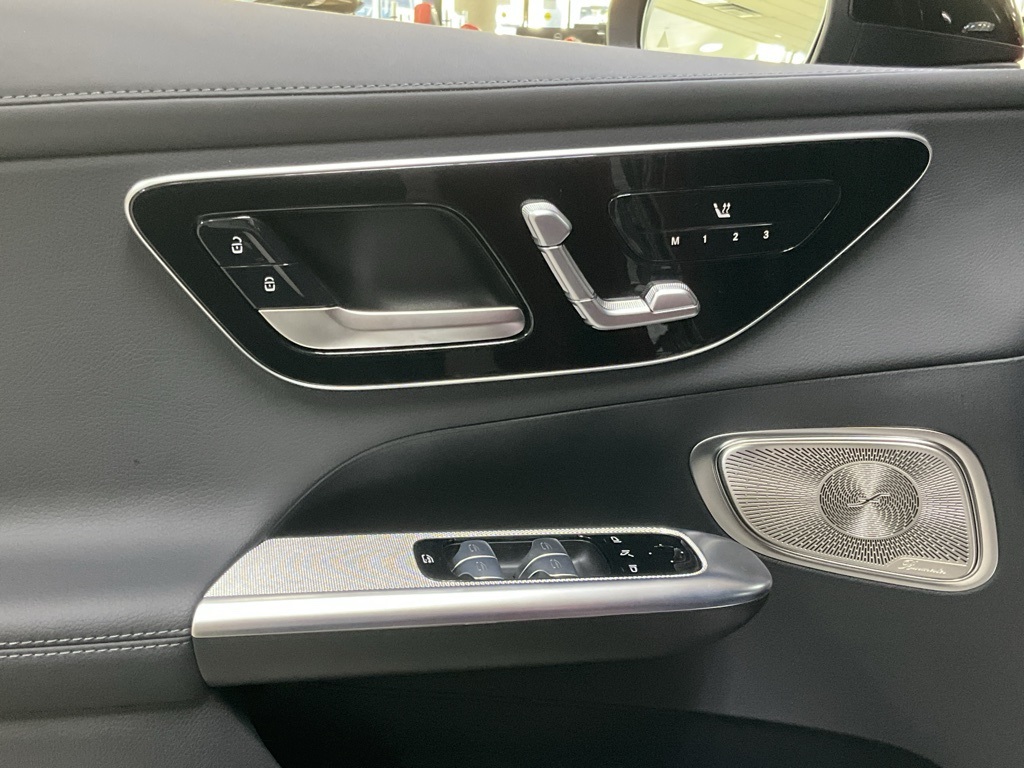 Vehicle image 17 of 27