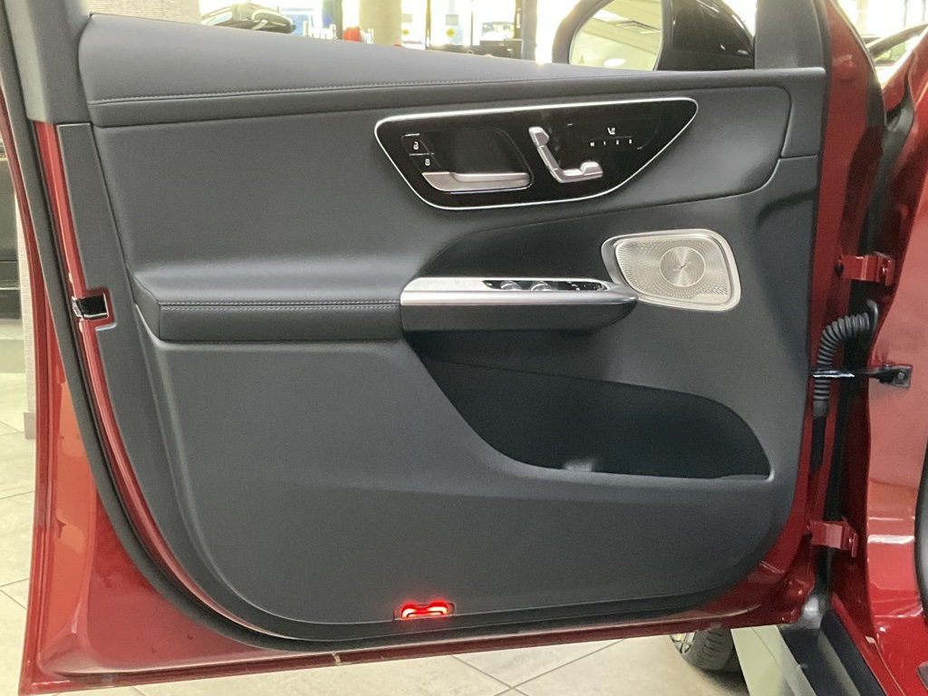 Vehicle image 16 of 27