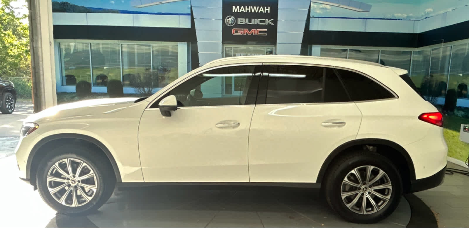 2024 Mercedes-Benz GLC 300 Image 8 of 42