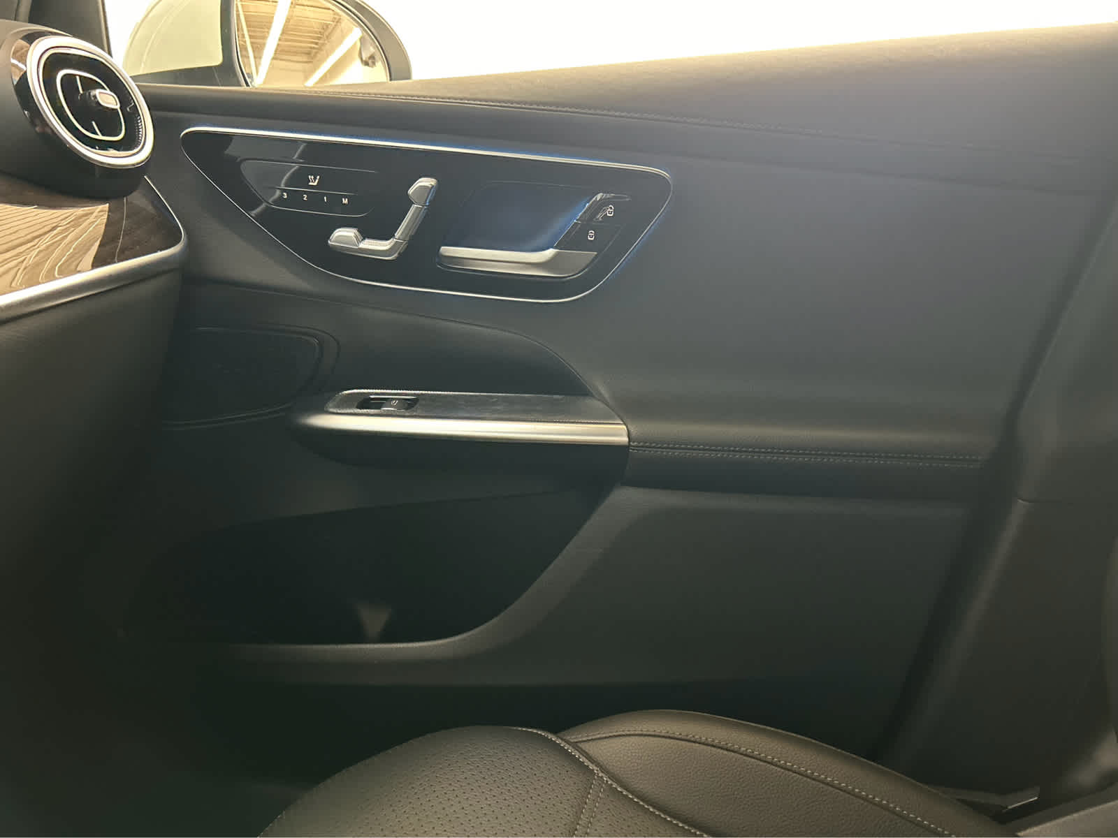 2024 Mercedes-Benz GLC 300 Image 19 of 42