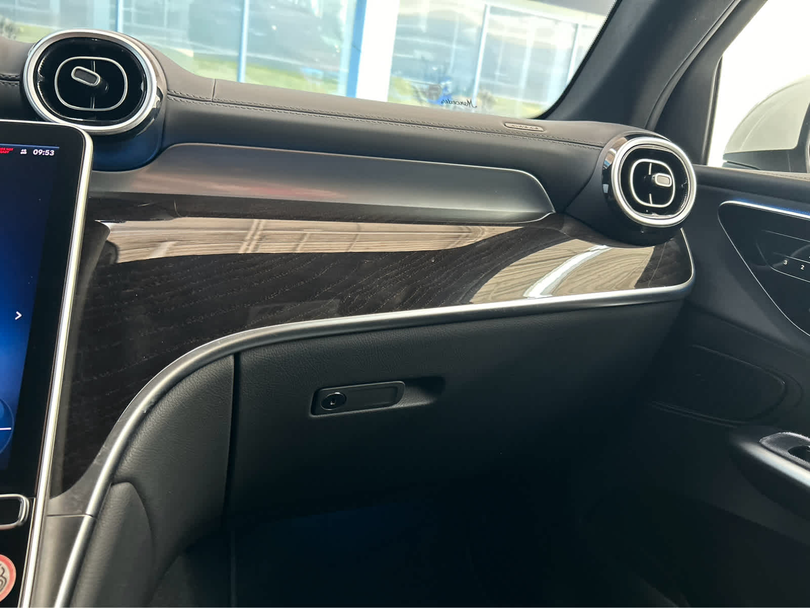 2024 Mercedes-Benz GLC 300 Image 17 of 42