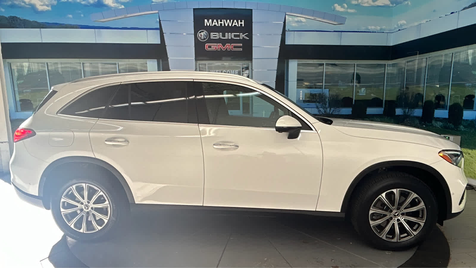 2024 Mercedes-Benz GLC 300 Image 5 of 42