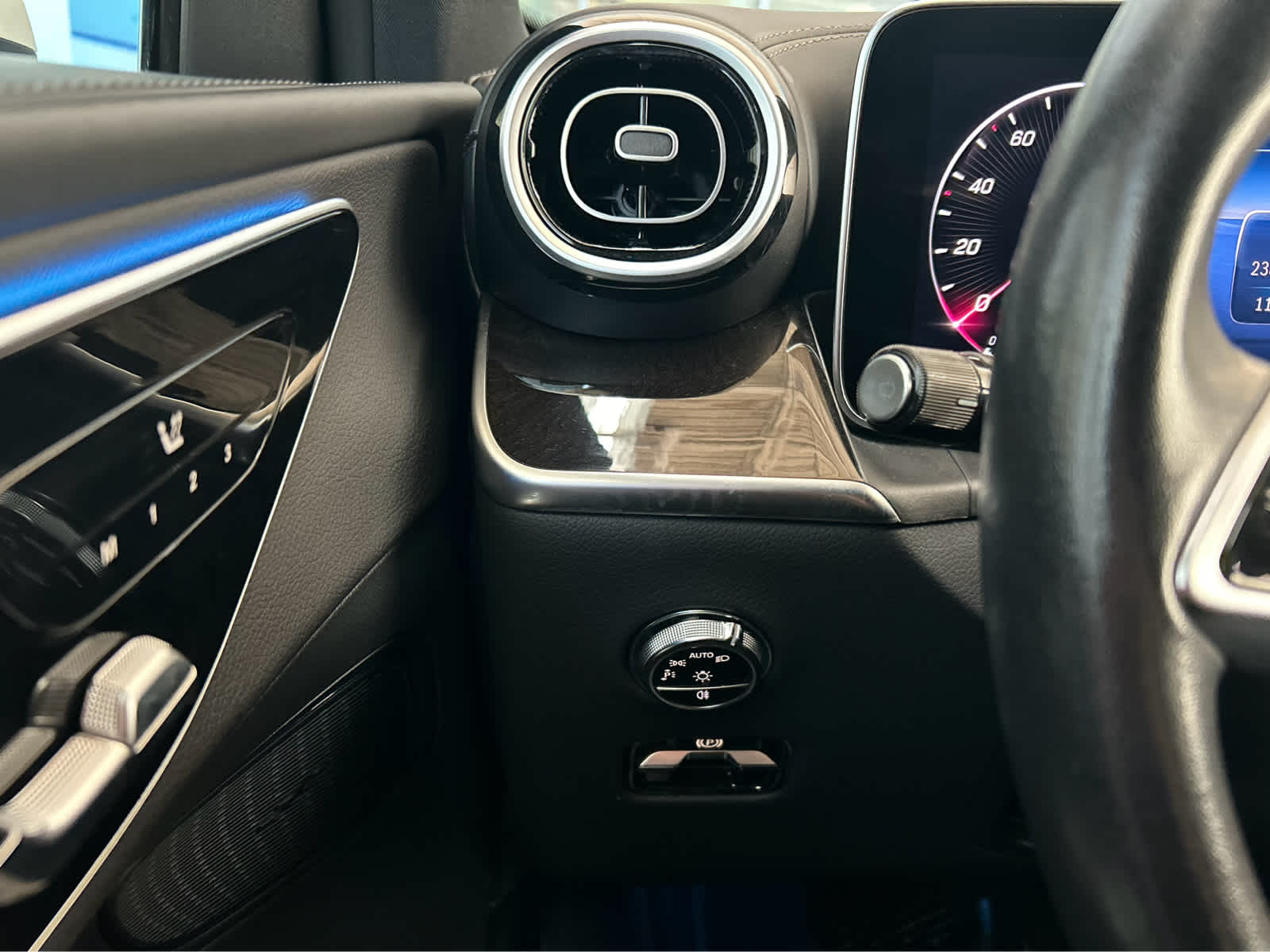 2024 Mercedes-Benz GLC 300 Image 24 of 42