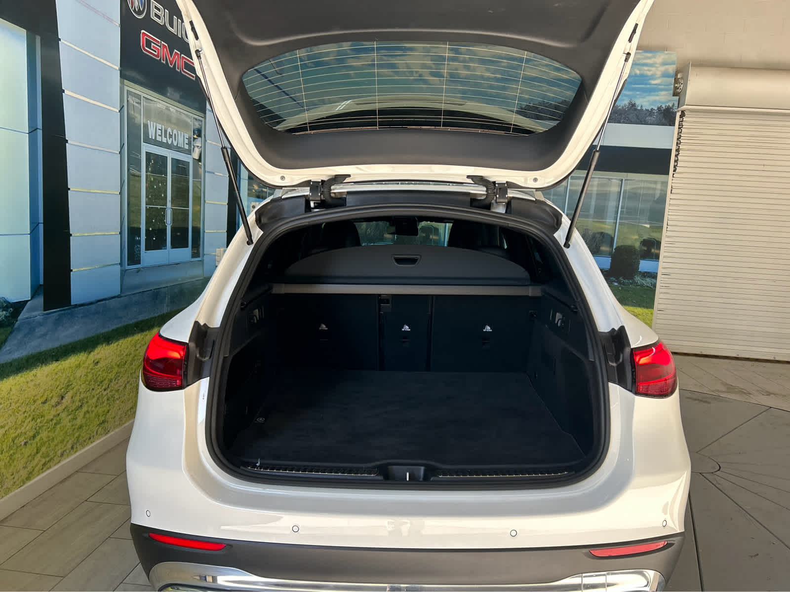 2024 Mercedes-Benz GLC 300 Image 11 of 42