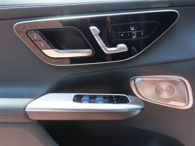 Vehicle image 13 of 25