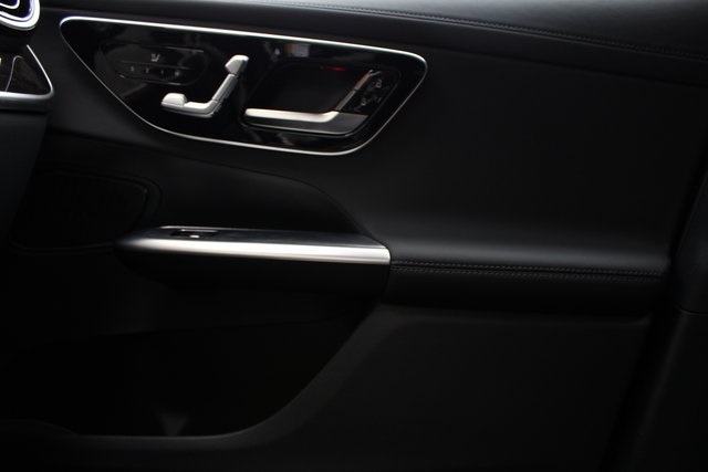 Vehicle image 23 of 42