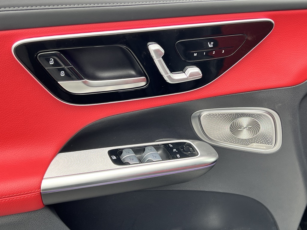 Vehicle image 20 of 32