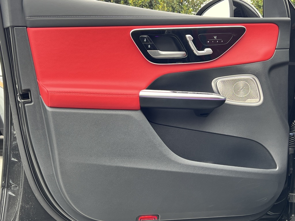 Vehicle image 19 of 32