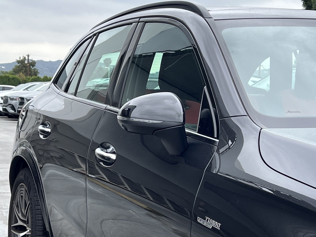 Vehicle image 10 of 32