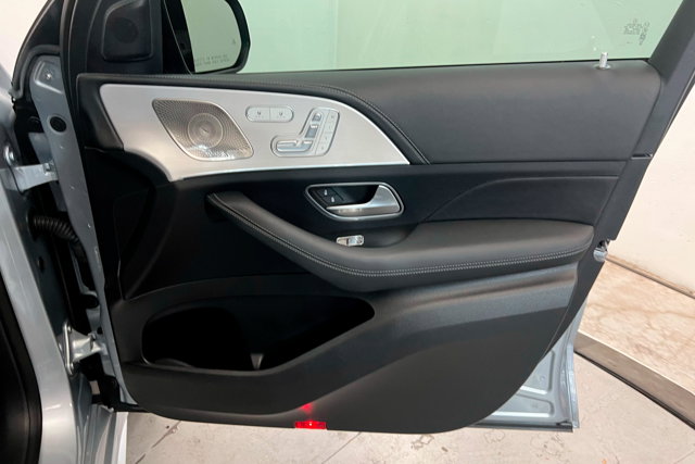 Vehicle image 23 of 25
