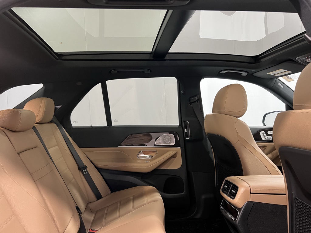 Vehicle image 17 of 24