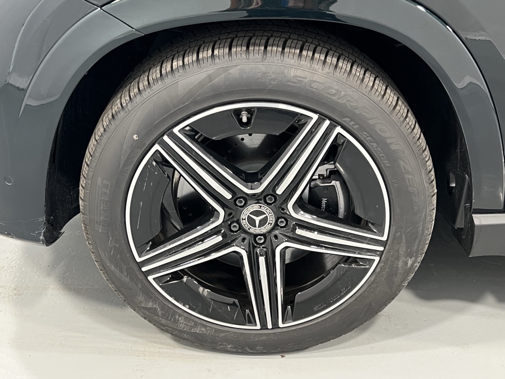Vehicle image 10 of 24