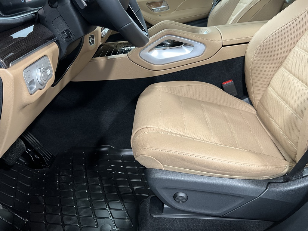 Vehicle image 22 of 24