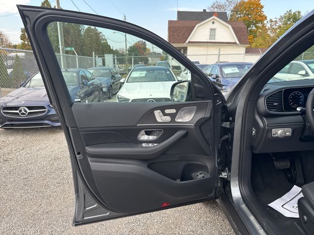 Vehicle image 10 of 14