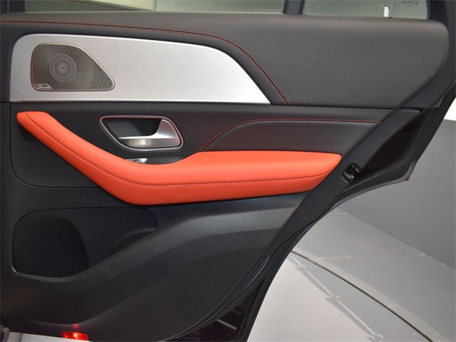 Vehicle image 33 of 51