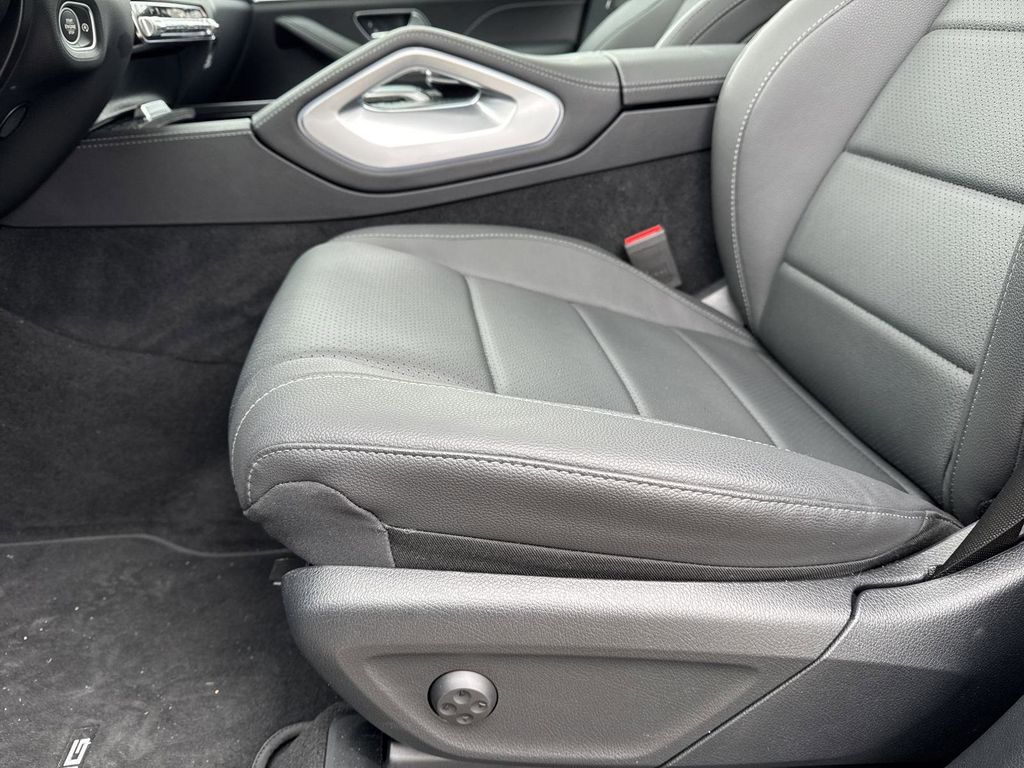 Vehicle image 23 of 31