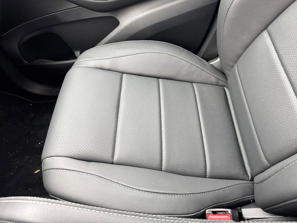 Vehicle image 27 of 31