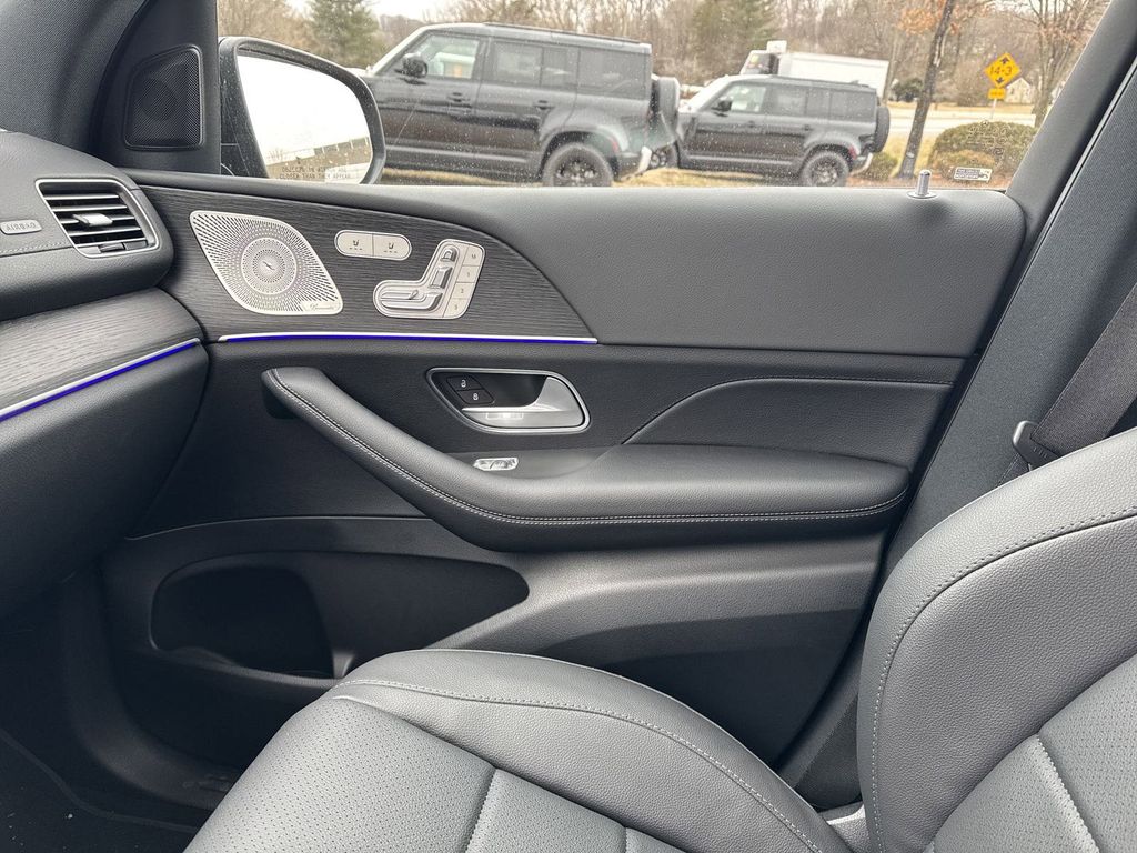 Vehicle image 14 of 31