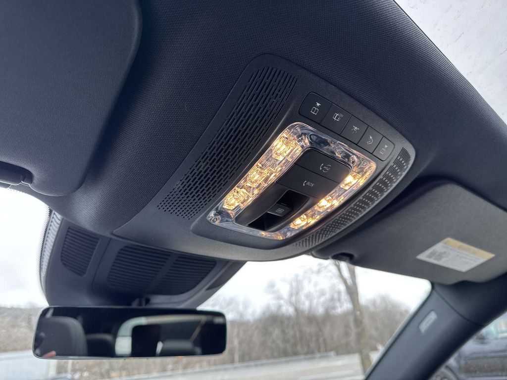 Vehicle image 21 of 31