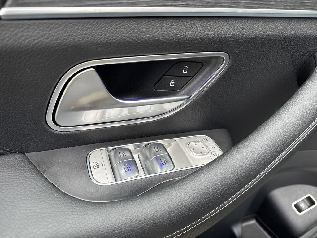 Vehicle image 29 of 31