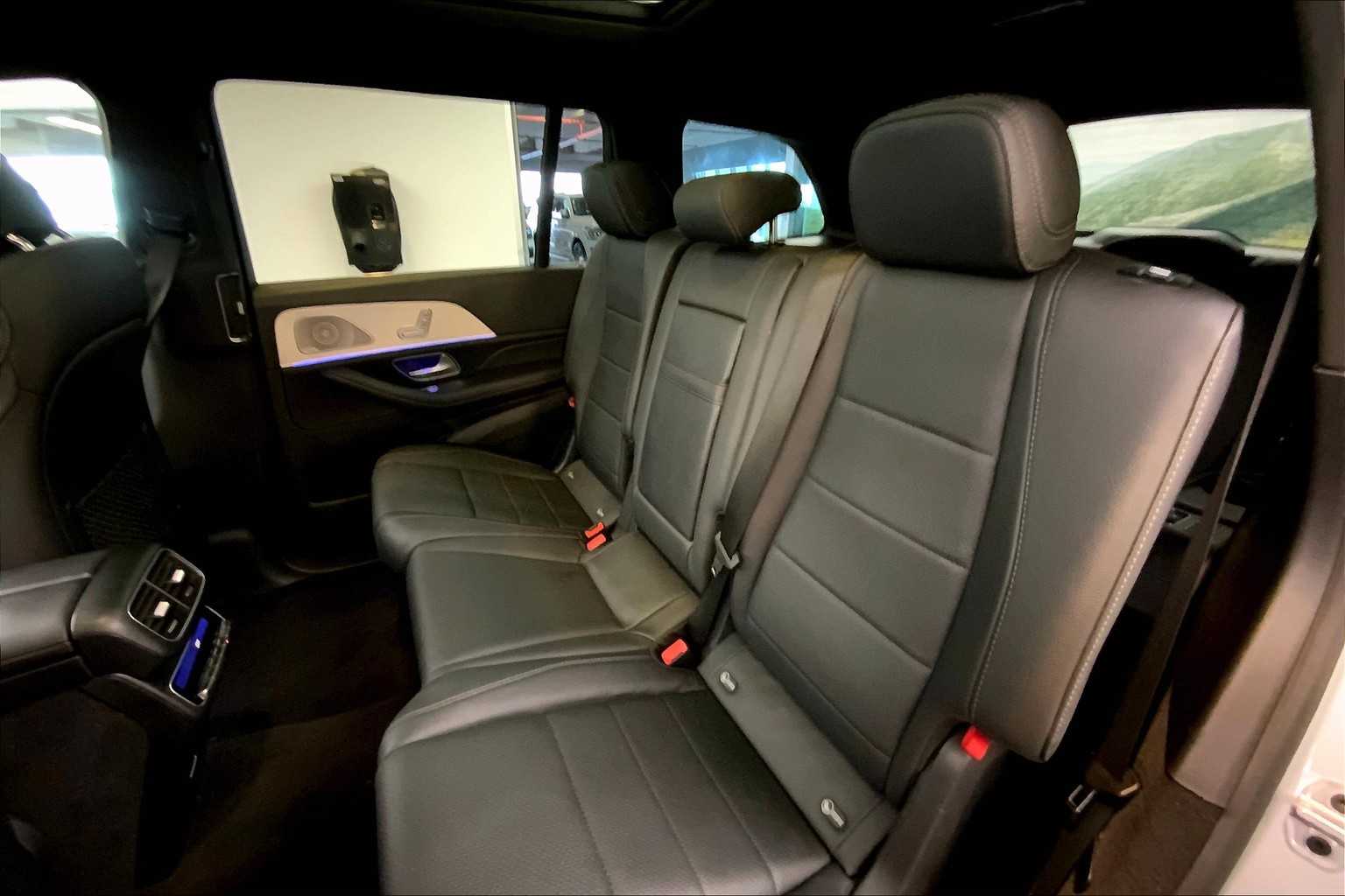 Vehicle image 19 of 33